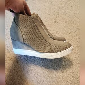 Women size 10 wedged Sneakers